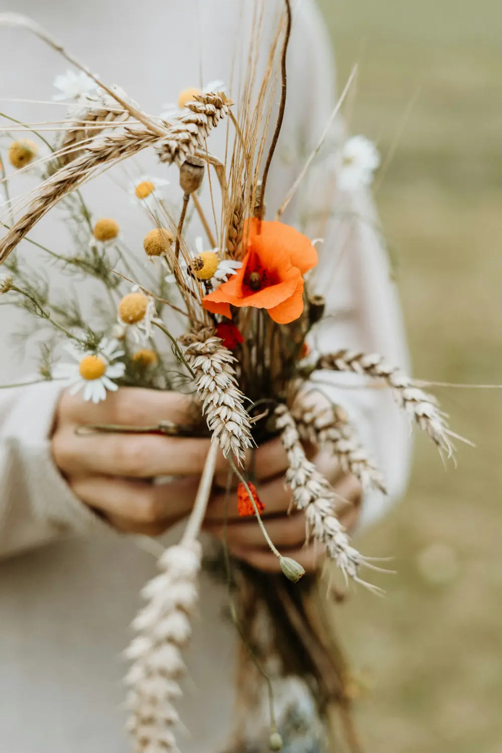 ein Mädchen, das eine Blume in den Händen hält von Erfahrungsfelder - Ramona Hahn