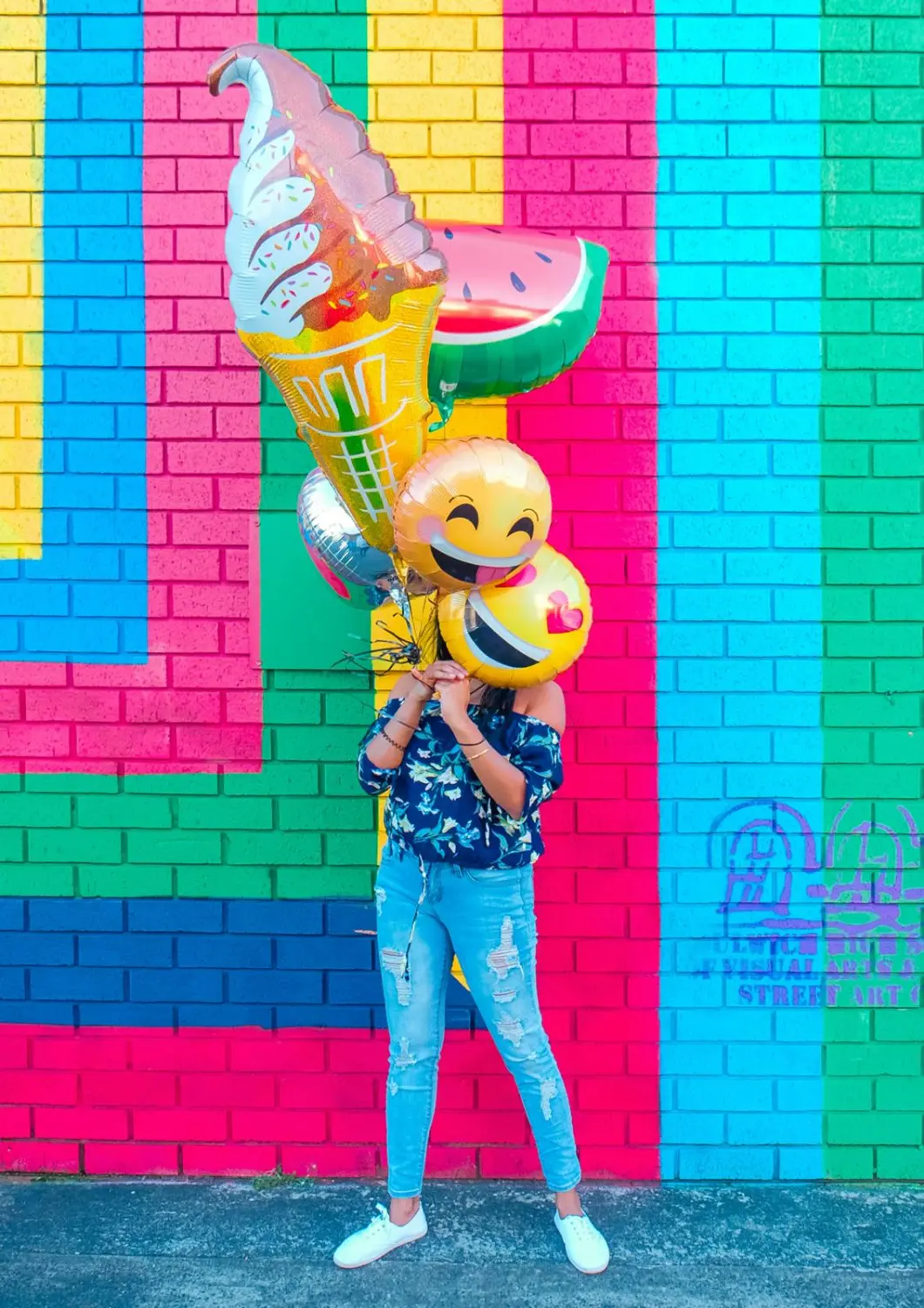 eine Person mit Emojis-Ballons von Erfahrungsfelder - Ramona Hahn